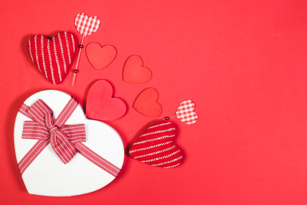 saint valentin rouge avec pleins de coeurs