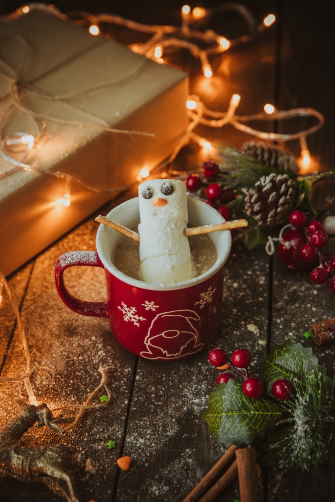 noel avec tasse rouge et chamalow en forme de bonhomme de neige