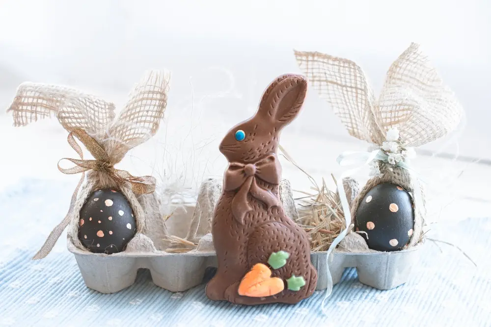 pâques avec oeufs en chocolat et lapin
