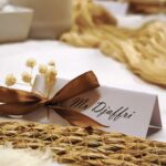marque place blanc avec écriture manuscrite et ruban marron et fleurs séchées