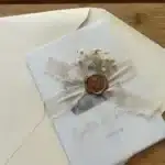 Faire-part de mariage papier givré, ruban blanc et cachet de cire