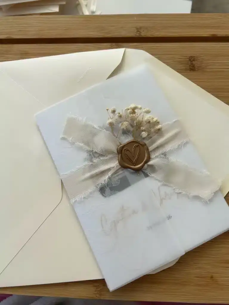 Faire-part de mariage papier givré, ruban blanc et cachet de cire