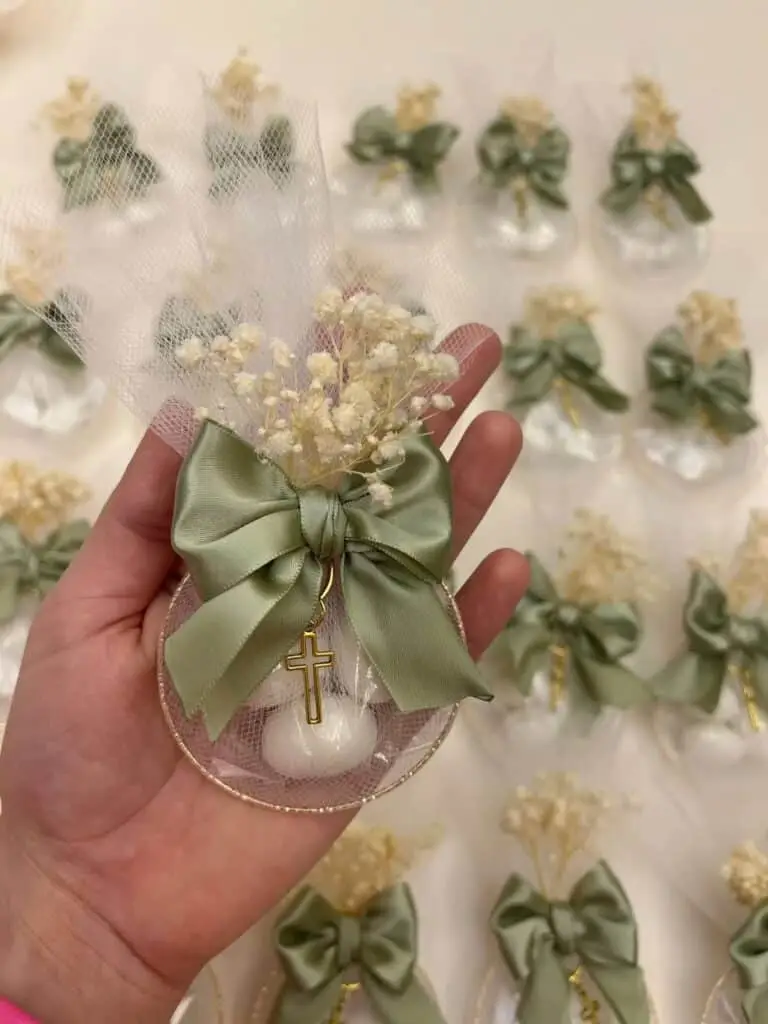 dragées baptême avec noeud ruban de satin verte et fleurs séchées