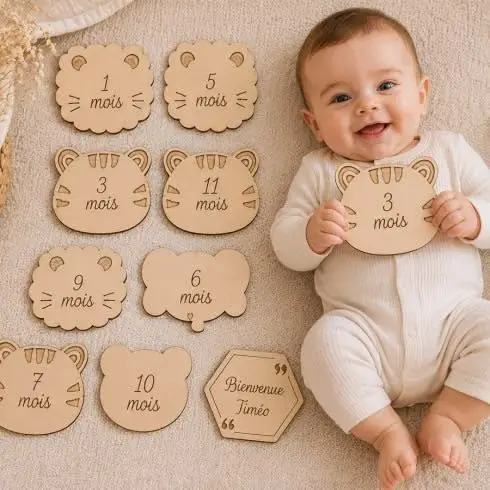 bébé qui tien des cartes étapes en bois