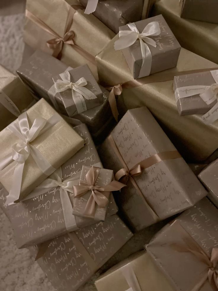 plusieurs cadeau en papier craft marron, beige avec des rubans assortis