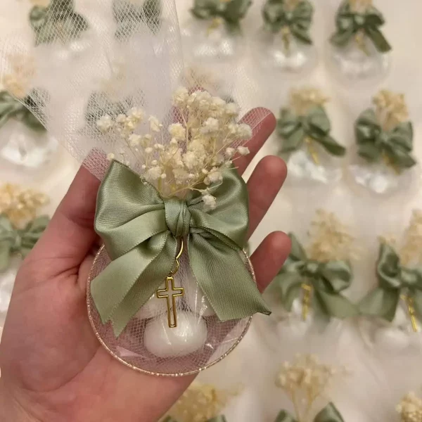 dragées baptême avec noeud ruban de satin verte et fleurs séchées